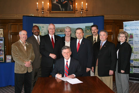 Group picture of Governor Mike Beebe and participants